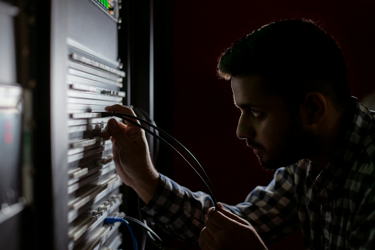 Técnico instalando cableado estructurado en un rack de red