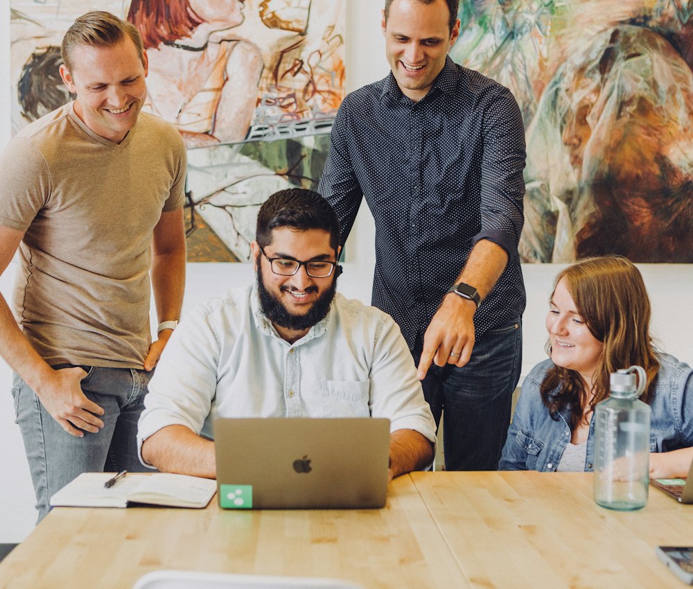 Profesionales de tecnología trabajando con un cliente