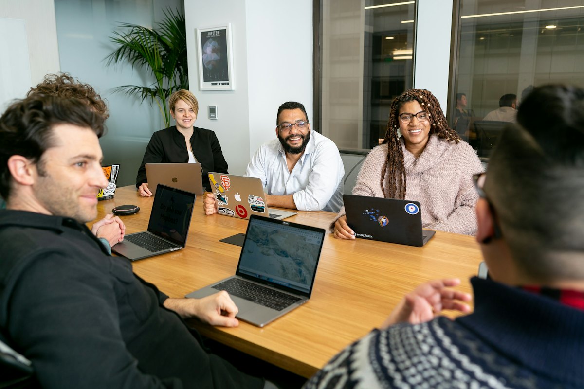 Equipo de trabajo de tecnología en reunión