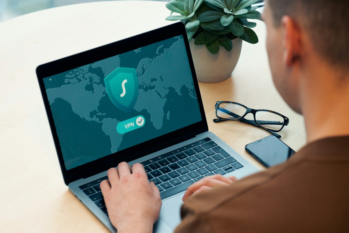 Persona trabajando en un portátil con software licenciado