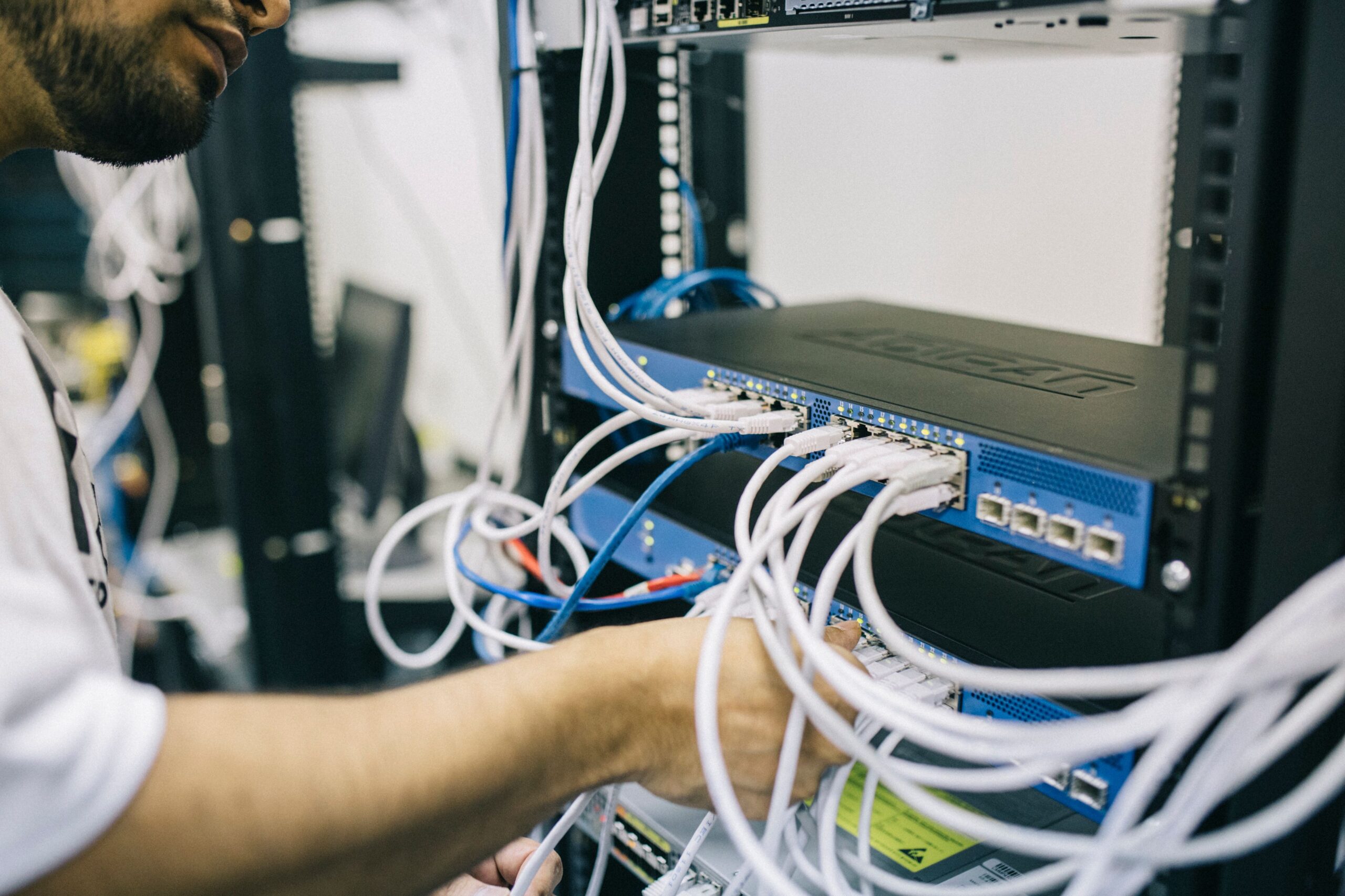 Ingeniero revisando cableado de equipos de cómputo