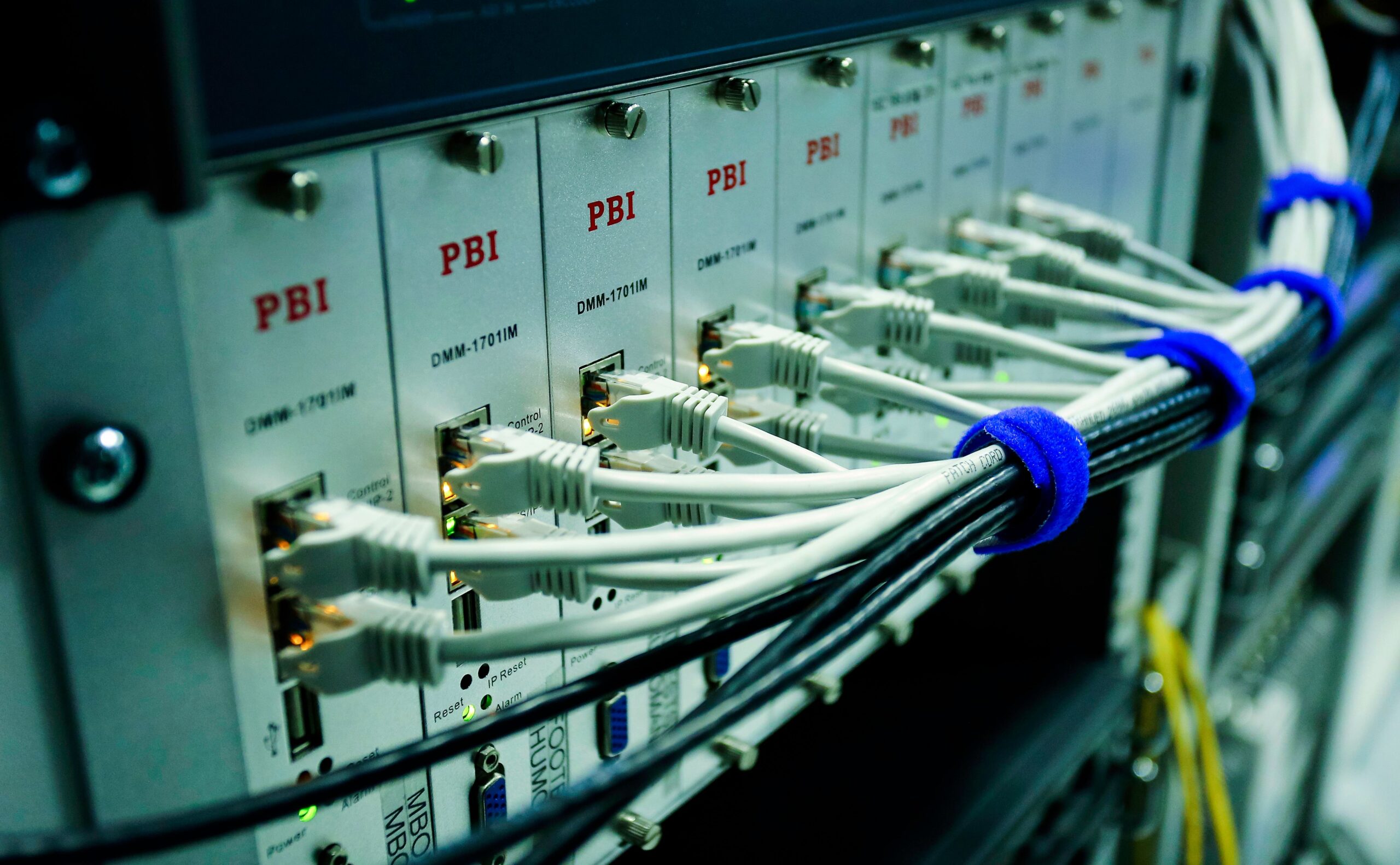 Cables de red conectados a un switch