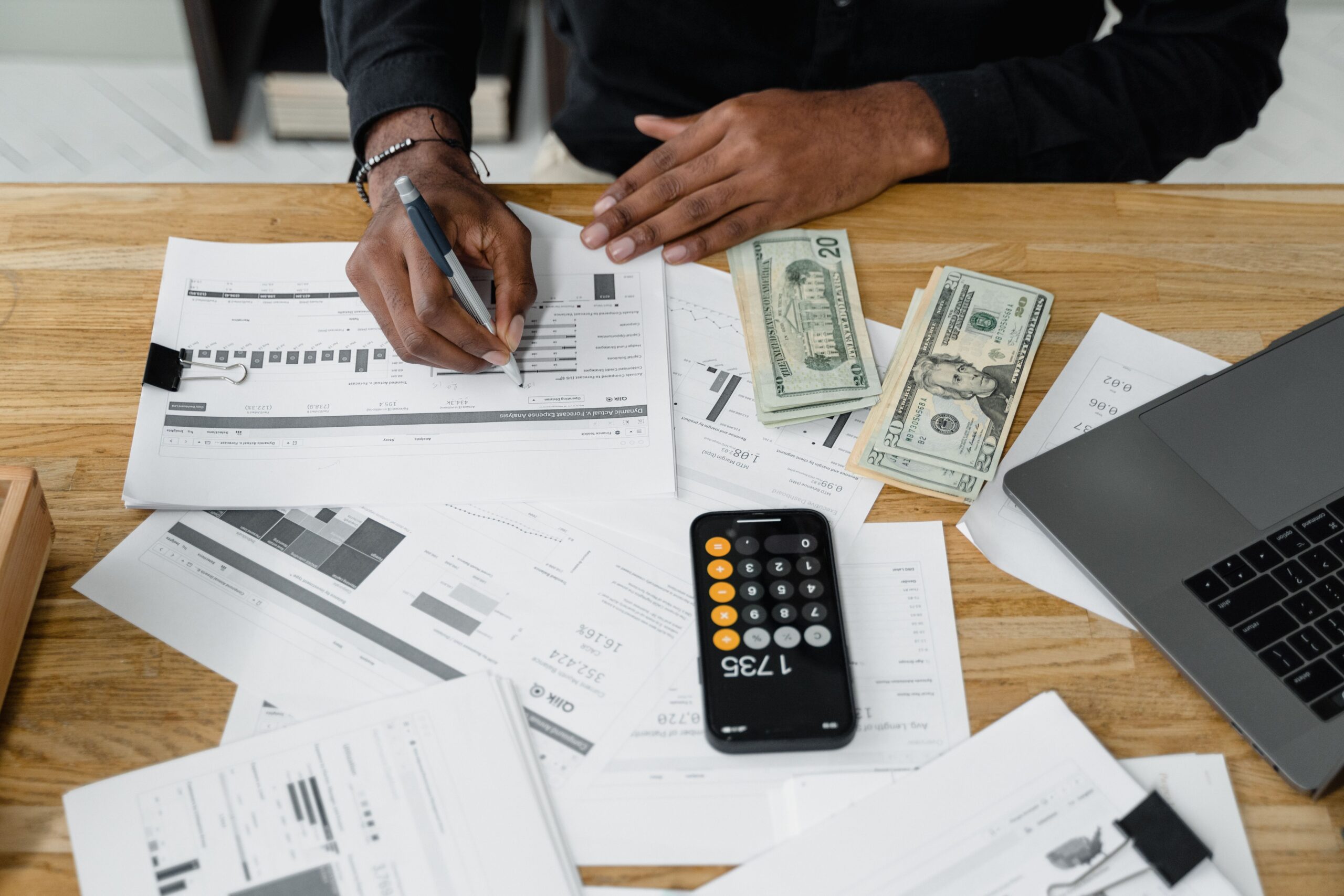 Escritorio de trabajo con documentos de software contable y financiero